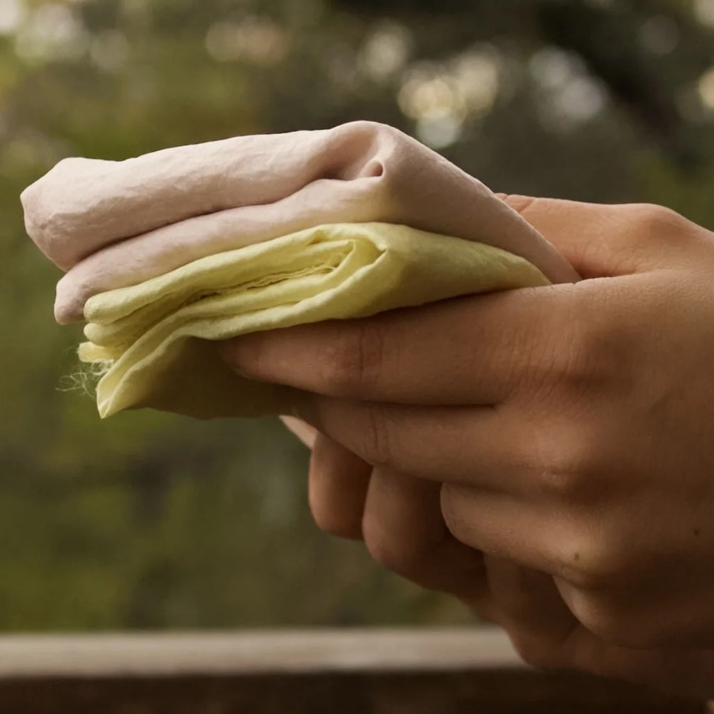 Mains tenant deux morceaux de soie